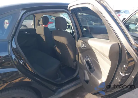 2016 Ford Focus Se z USA, uszkodzony, nr VIN 1FADP3F25GL246662